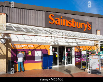 Mann mit Bargeld Maschine außerhalb Sainsbury's Supermarkt. England. Großbritannien Stockfoto