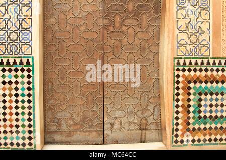 Fliese detailliert auf die Wände und Türen der Fassade von Comares, Nasriden Palast, Alhambra, Granada, Spanien Stockfoto