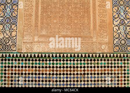 Fliese detailliert auf die Wände und Türen der Fassade von Comares, Nasriden Palast, Alhambra, Granada, Spanien Stockfoto