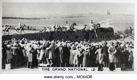 Der Grand National - menschenmassen beobachten Pferde über Becher's Brook, Aintree Racecourse 1932 springen Stockfoto