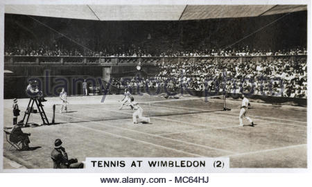 Rasentennis in Wimbledon - Fred Perry spielt auf dem Mittelfeld, sein Halbfinale bei den Wimbledon Championships 1932 Stockfoto