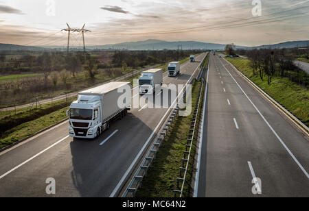 Wohnwagen oder LKW-Konvoi in Linie auf ein Land Autobahn Stockfoto