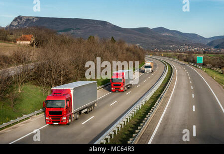Wohnwagen oder LKW-Konvoi in Linie auf ein Land Autobahn Stockfoto
