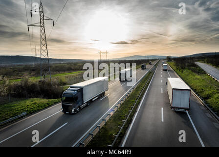 Wohnwagen oder LKW-Konvoi in Linie auf ein Land Autobahn Stockfoto