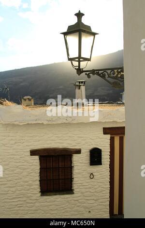 Hintergrundbeleuchtung Straßenlaterne im Bergdorf Capileira, Alpujarras, Granada, Andalusien, Spanien Stockfoto