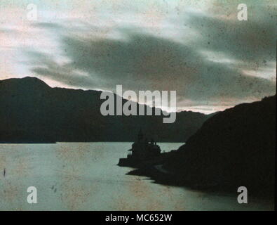 AJAXNETPHOTO. 1911 (ca.). BARMOUTH, MERIONETHSHIRE, Wales, Vereinigtes Königreich. - Suche über die Mündung bei Sonnenuntergang; ANSICHT GEMACHT MIT FRÜHEN AUTOCHROME FARBE FILM. Fotograf: unbekannt © DIGITAL IMAGE COPYRIGHT AJAX VINTAGE BILDARCHIV QUELLE: AJAX VINTAGE BILDARCHIV SAMMLUNG REF: C) (AVL ACHM 1911 10 Stockfoto