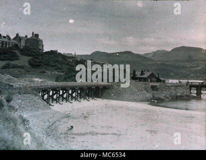 AJAXNETPHOTO. 1911 (ca.). BARMOUTH, MERIONETHSHIRE, Wales, Vereinigtes Königreich. - Die EISENBAHNBRÜCKE; ANSICHT GEMACHT MIT FRÜHEN AUTOCHROME FARBE FILM. Fotograf: unbekannt © DIGITAL IMAGE COPYRIGHT AJAX VINTAGE BILDARCHIV QUELLE: AJAX VINTAGE BILDARCHIV SAMMLUNG REF: C) (AVL ACHM 1911 43 Stockfoto