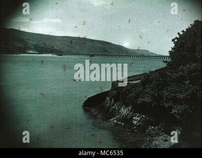 AJAXNETPHOTO. 1911 (ca.). BARMOUTH, MERIONETHSHIRE, Wales, Vereinigtes Königreich. - Suche über die Mündung; ANSICHT GEMACHT MIT FRÜHEN AUTOCHROME FARBE FILM. Fotograf: unbekannt © DIGITAL IMAGE COPYRIGHT AJAX VINTAGE BILDARCHIV QUELLE: AJAX VINTAGE BILDARCHIV SAMMLUNG REF: C) (AVL ACHM 1911 45 Stockfoto