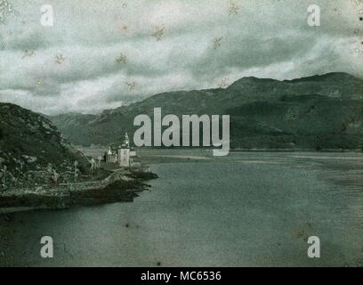 AJAXNETPHOTO. 1911 (ca.). BARMOUTH, MERIONETHSHIRE, Wales, Vereinigtes Königreich. - Suche über die Mündung; ANSICHT GEMACHT MIT FRÜHEN AUTOCHROME FARBE FILM. Fotograf: unbekannt © DIGITAL IMAGE COPYRIGHT AJAX VINTAGE BILDARCHIV QUELLE: AJAX VINTAGE BILDARCHIV SAMMLUNG REF: C) (AVL ACHM 1911 56 Stockfoto