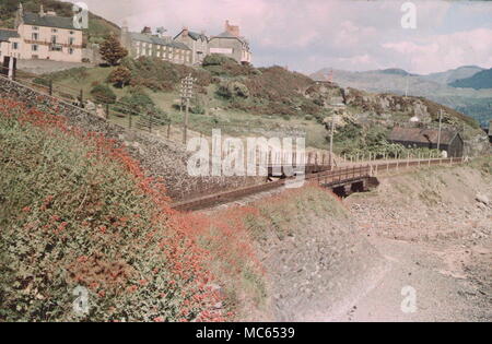 AJAXNETPHOTO. 1930er Jahre (ca.). BARMOUTH, MERIONETHSHIRE, Wales, Vereinigtes Königreich. - Die Bahn VOR DER STADT; ANSICHT GEMACHT MIT FRÜHEN DUFAY FARBE FILM. Fotograf: unbekannt © DIGITAL IMAGE COPYRIGHT AJAX VINTAGE BILDARCHIV QUELLE: AJAX VINTAGE BILDARCHIV SAMMLUNG REF: C) (AVL DUF 1911 05 Stockfoto