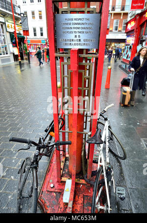 London, England, UK. Gerrard Street, Chinatown. Zeichen, für Fahrräder nicht gefesselt-bikes Angekettet Stockfoto