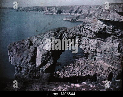 AJAXNETPHOTO. 1911 (ca.). PEMBROKESHIRE, Wales, Vereinigtes Königreich. - Grüne BRÜCKE VON WALES; ANSICHT GEMACHT MIT FRÜHEN AUTOCHROME FARBE FILM. Fotograf: unbekannt © DIGITAL IMAGE COPYRIGHT AJAX VINTAGE BILDARCHIV QUELLE: AJAX VINTAGE BILDARCHIV SAMMLUNG REF: C) (AVL ACHM 1911 13 Stockfoto