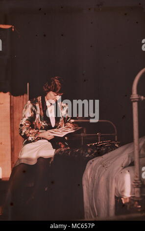 AJAXNETPHOTO. 1930er Jahre (ca.). Ort unbekannt. - Frühe 20. JAHRHUNDERT FARBE FOTOGRAFIE - Porträt einer Frau sitzt auf einem Bett und liest. Mit DUFAY FARBE FILM. Fotograf: unbekannt © DIGITAL IMAGE COPYRIGHT AJAX VINTAGE BILDARCHIV QUELLE: AJAX VINTAGE BILDARCHIV SAMMLUNG REF: DUF 1930 06 Stockfoto