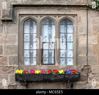 Reich verzierte Fenster mit Blumenkasten in Ripley Dorf, North Yorkshire, England Stockfoto