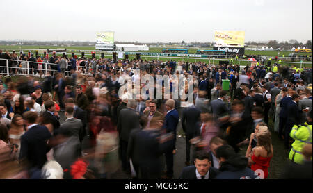 Racegoers während Damen Tag des 2018 Randox Gesundheit Grand National in Aintree Racecourse, Liverpool. Stockfoto