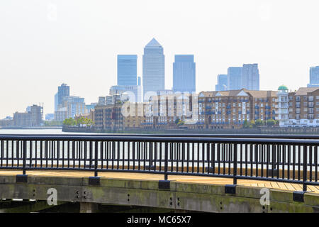 Wolkenkratzer in Canary Wharf von der Themse Weg entlang Shadwell Becken in London gesehen Stockfoto