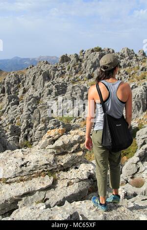 Athletische Frau wandern in den Los Riscos Bereich des Genal Tal, in der Nähe des Dorfes Juzcar, Malaga, Andalusien, Südspanien Stockfoto