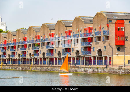 Dockside Apartments in Shadwell Becken bietet Platz für Aktivitäten im Sommer in London Stockfoto