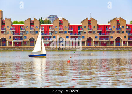 Dockside Apartments in Shadwell Becken bietet Platz für Aktivitäten im Sommer in London Stockfoto