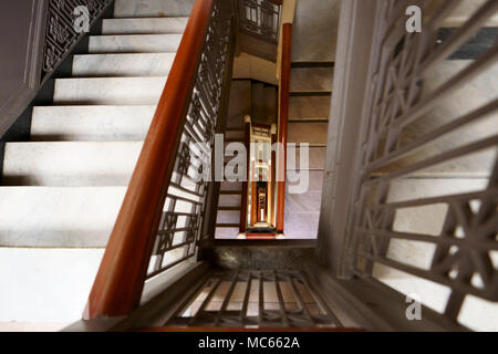 Ein 14-stöckiges Treppenhaus in einem Altbau. Steintreppe. Stockfoto