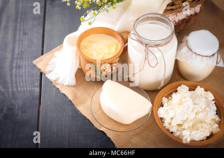 Verschiedene Milchprodukte Milch, Joghurt, Quark, Sauerrahm. Rustikale Stillleben. Bauernmarkt Kuh Milchprodukte. Stockfoto