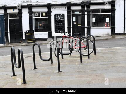 Rotes Fahrrad gegen schwarze Schienen auf elvet Brücke in Durham geparkt Stockfoto