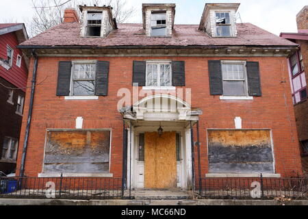 Verlassen Red brick House, Sperrholz, Furnier. Stockfoto