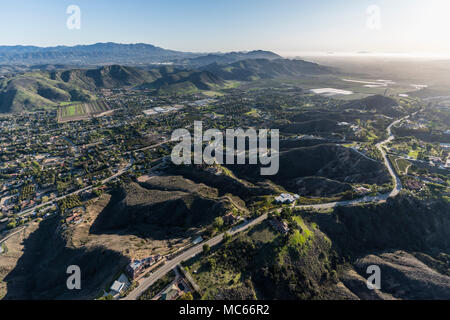 Nachmittag Luftaufnahme von Santa Rosa Tal Ferienhäuser und Hänge im malerischen Camarillo in Kalifornien. Stockfoto