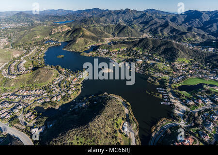 Luftaufnahme des Lake Sherwood Wohnungen und der Santa Monica Mountains in der Nähe von Westlake Village und Thousand Oaks, Kalifornien. Stockfoto