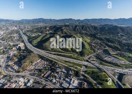 Luftaufnahme von Ventura 101 Autobahn- und S-Bahn, Thousand Oaks in der Nähe von Los Angeles im malerischen Süden von Kalifornien. Stockfoto