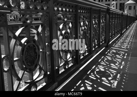 Schatten sind von den reich verzierten Geländer auf die Wells Street Brücke über den Chicago River erstellt Stockfoto