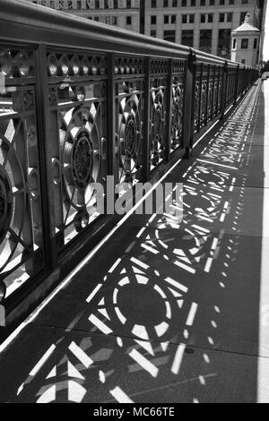 Schatten sind von den reich verzierten Geländer auf die Wells Street Brücke über den Chicago River erstellt Stockfoto