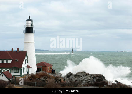 Riesige Wellen, die durch seltene tidenhub zwischen Portland Head Light und Ram Island Riff Lighthouse in Maine zu brechen. Stockfoto