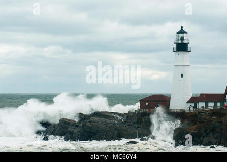 Selten astronomisch hohen Gezeiten verursachen riesige Wellen durch Portland Head Lighthouse in Maine zu brechen. Stockfoto