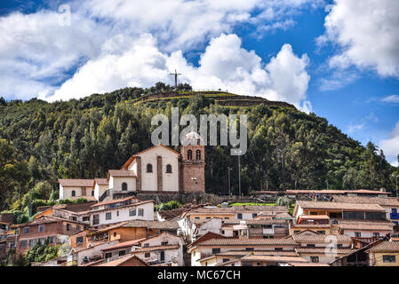 Die Kirche von San Cristobal mit Blick auf die Stadt, vor Cristo Blanco und die inkastätte von Sacsayhuaman Stockfoto