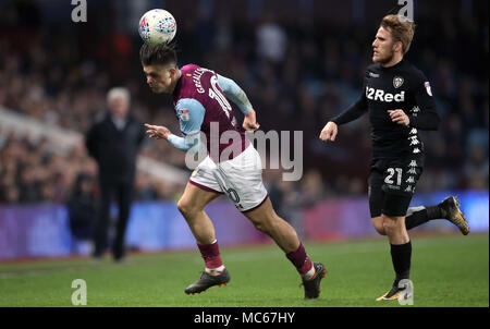 Aston Villa Jack Grealish (links) und Leeds United ist Samuel Saiz Kampf um den Ball in den Himmel Wette WM-Match in der Villa Park, Birmingham. Stockfoto