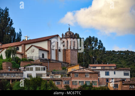 Die Kirche von San Cristobal mit Blick auf die Stadt, vor Cristo Blanco und die inkastätte von Sacsayhuaman Stockfoto