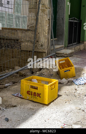 Leeren Kisten von cisk Bier auf der Straße in St. Pauls Bay, Malta, Europa Stockfoto