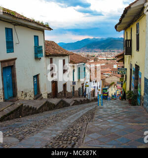 Cusco, Peru - 30. März 2018: Panoramablick auf die Stadt vom Kopfsteinpflaster von Cuesta Santa Ana Straße Stockfoto