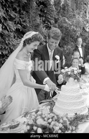 Jackie Bouvier Kennedy und John F. Kennedy, in Hochzeit Kleidung am Tag ihrer Hochzeit in Newport, RI, 12. September 1953 Stockfoto