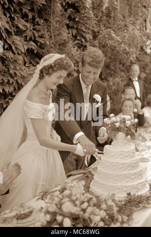 Jackie Bouvier Kennedy und John F. Kennedy, in Hochzeit Kleidung am Tag ihrer Hochzeit in Newport, RI, 12. September 1953 Stockfoto