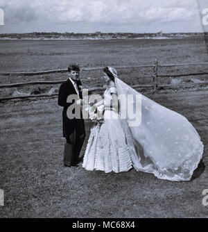 Jackie Bouvier Kennedy und John F. Kennedy, in Hochzeit Kleidung am Tag ihrer Hochzeit in Newport, RI, 12. September 1953 Stockfoto