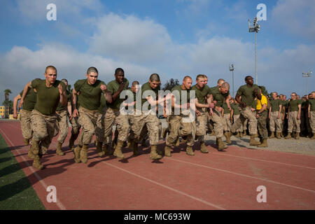 Rekruten aus Hotel Company, 2. rekrutieren Ausbildung Bataillon, beginnen die Bewegung Teil einer Bekämpfung der Fitness Test beim Marine Corps Recruit Depot San Diego, 31.01.18 zu kontaktieren. Dieser Teil eines CFT besteht aus einem 880-Meter-Lauf überschritten. Jährlich mehr als 17.000 Männer aus den westlichen Recruiting Region rekrutiert werden an MCRD San Diego ausgebildet. Hotel Company ist Absolvent Feb 9 geplant. Stockfoto