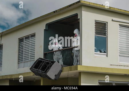 HUMACAO, Puerto Rico, 26. Januar 2018 - AmeriCorps Mitglieder Entsorgen der beschädigten Möbel und Geräte der Reparatur in einem Residence in Humacao, um fortzufahren. Die Freiwilligen Agenturen führen und organisieren Reparieren (VALOR) Programm in Partnerschaft mit FEMA bieten die Materialien und Personal provisorische Reparaturen, die Überlebenden nach Hause nach einer Naturkatastrophe Rückkehr zu machen. Eduardo Martinez/FEMA Stockfoto