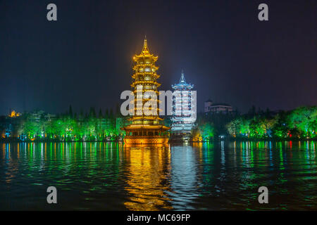 Die Sonne und der Mond/Pagoden stehen wunderschön bei Nacht auf See Shan beleuchtet. Guilin, China. Lichter warf einen wunderbaren Reflexion über den See. Stockfoto