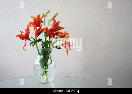 Lilien auf Tisch Stockfoto