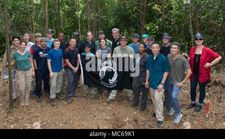 Verteidigung POW/MIA Accounting Agentur (DPAA) Recovery Team Mitglieder posieren für ein Gruppenfoto mit Herrn Kelly DPAA McKeague, Direktor, hinten und in der Mitte, und anderen illustren Besucher bei einem Besuch vor Ort in der Provinz von Quang Ngai, Sozialistische Republik Vietnam, 17. März 2018. DPAA's Mission ist es, die möglichst vollständige Buchhaltung unserer fehlt Personal zu ihren Familien und der Nation zu stellen. Stockfoto