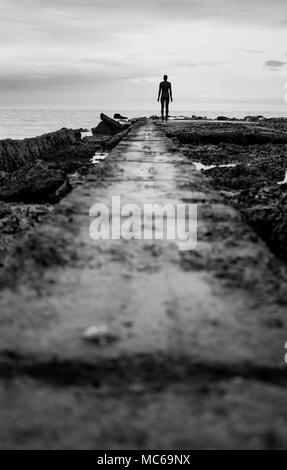 Anthony Gormley Skulptur sichtbar bei Ebbe auf Margate Seafront Stockfoto