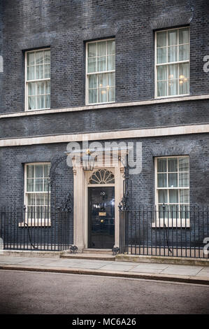 Downing Street, London, UK. 12. April 2018. Blick auf Downing Street 10 außen am Tag der "Krieg Cabinet' Meeting Syrien zu diskutieren. Stockfoto