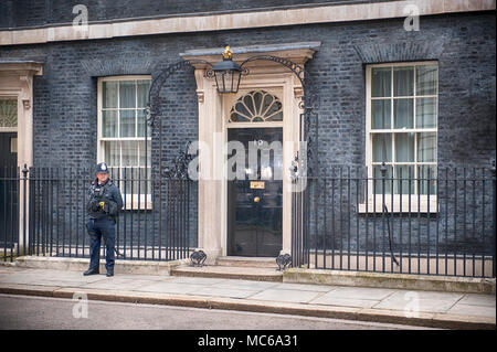 Downing Street, London, UK. 12. April 2018. Blick auf Downing Street 10 außen am Tag der "Krieg Cabinet' Meeting Syrien zu diskutieren. Stockfoto